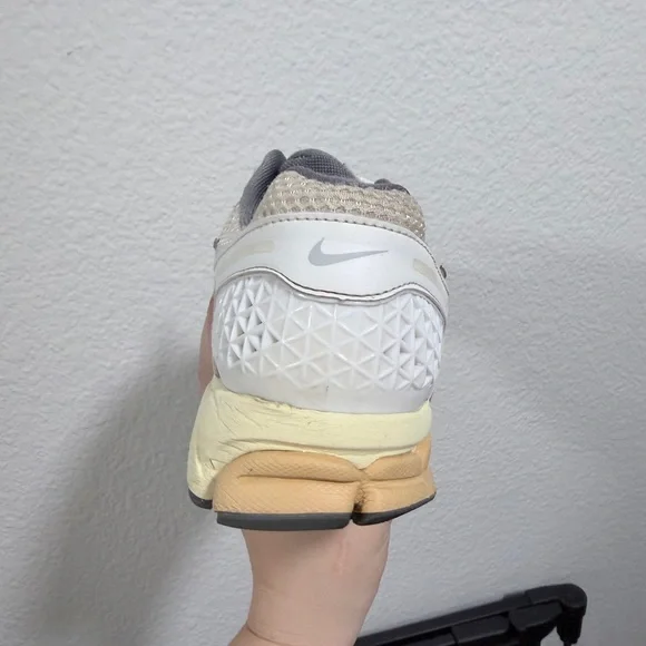 Nike White and Cream Vomero 5 - Picture 3 of 9